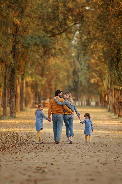 Shooting Photo Famille, Fall Photoshoot Family, Outdoor Family Portraits, Big Family Photos, Cute Family Photos, Family Photoshoot Poses, Fun Family Photos, Fall Family Portraits, Outdoor Family Photography