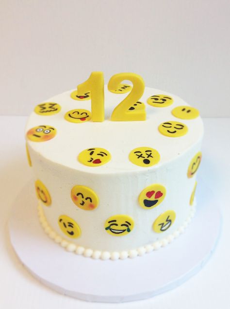 Emoji Cake Birthdays, Smiley Cake Designs, Emoji Cake Ideas, Birthday Cake Emoji, Smiley Cake, Emoji Cakes, Cake Emoji, Emoji Birthday Cake, School Birthday Treats