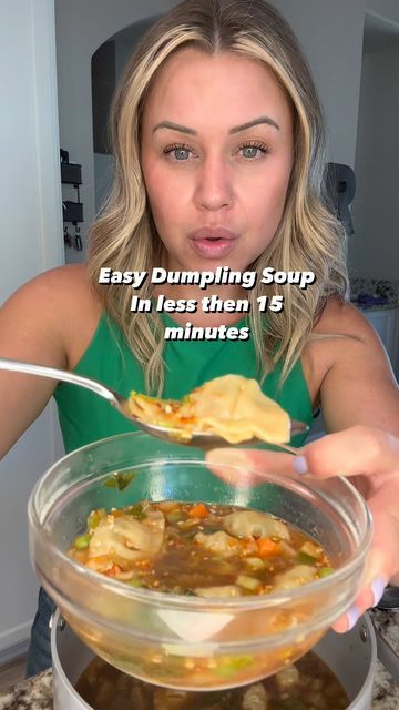 Janelle Rohner on Instagram: "Quick and easy dumpling soup in 15 minutes. Recipe below #soupdumplings #soupseason . . DUMPLING SOUP 8 cups chicken stock 4 tbsp soy sauce 3 tbsp sesame oil 1/4 cup teriyaki sauce Pinch of sesame seeds 1 tbsp garlic powder 1 tbsp minced onion 1.5 cups frozen peas nd carrots 2 cups chopped bok choy 4 servings wontons frozen Bring to a boil then add bok choy frozen peas and carrots. Boil medium for 4-6 minuets Add frozen wontons and green onions and cook 1-2 min Chili Oil Crunch, Chinese Dumpling Soup, Frozen Wontons, Frozen Peas And Carrots, High Protein Diet Plan, Dumpling Sauce, Wonton Soup Recipe, Easy Dumplings, Chicken Wontons