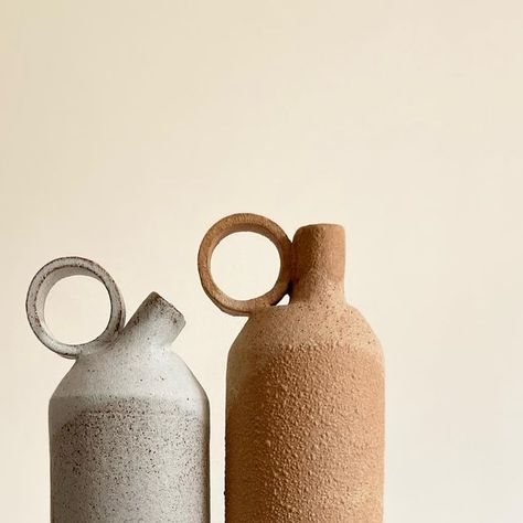 Ceramics Bottle, Pottery Bottles, Pottery Inspo, Pottery Vases, Diy Ceramic, Pottery Inspiration, Ceramic Bottle, Ceramic Figures, Ceramics Ideas Pottery