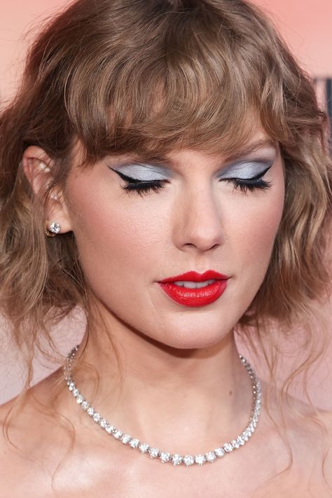 Taylor Swift Makeup Inspiration, Blonde Ringlets, Taylor Swift Hairstyles, Iconic Taylor Swift, Taylor Swift Eyes, Taylor Swift Makeup, Taylor Swift Cat, Taylor Swift Fotos, Film Premiere