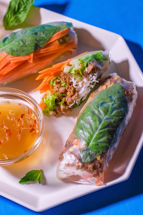 Vietnamese Rolls Recipe, Lite Dinners, Recipe With Pork, Food Rolls, Vietnamese Spring Rolls Recipe, Summertime Meals, Pork Spring Rolls, Vietnamese Summer Rolls, Summer Rolls Recipe