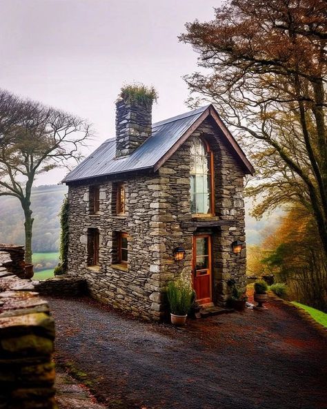 Tiny House Attractive🏠 (@tinyhouseattractive) • Fotos e vídeos do Instagram Tiny Stone House, Tiny Stone Cottage, Stone Cabin, Studio House, Fairytale House, Stone Cottages, Tiny House Nation, Tiny Cottage, Cottage Cabin