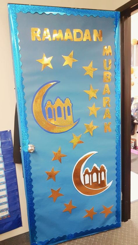 Ramadan Decorations In School, Ramadan School Decorations, Ramadan Door Decoration School, Ramadan Decorations For School, Ramadan Door Decoration, Class Door Decorations, School Kids Crafts, School Board Decoration, Islamic Kids Activities