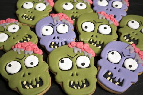 Skull Cookie Decorating, Halloween Cookies Decorated Royal Icing, Royal Icing Cookie Decorating, Halloween Cookies Royal Icing, Zombie Cookies, Halloween Sugar Cookies Decorated, Halloween Deserts, Postres Halloween, Halloween Cookie Recipes