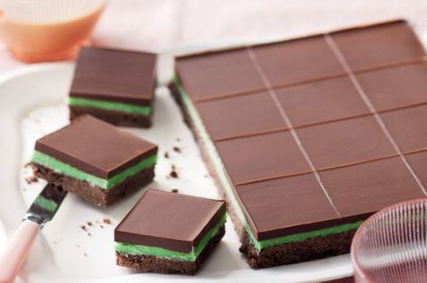 Luxuriously Classic Chocolate Peppermint Slice - No bake recipe! Vanilla Slice Recipe, Mint Chocolate Desserts, Peppermint Slice, Mint Slice, No Bake Slices, Mint Desserts, Coconut Slice, Chocolate Slice, Cookie Base