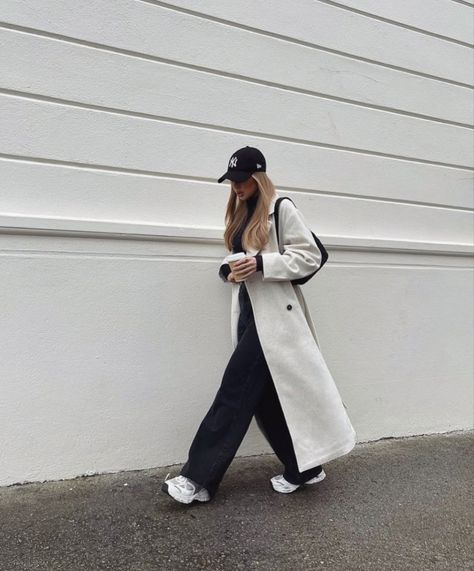 White Cap Outfit, White Trench Coat Outfit, Beige Coat Outfit, Beige Trench Coat Outfit, Trench Coat Outfit Winter, White Coat Outfit, Trent Coat, Normcore Outfits, Trench Outfit