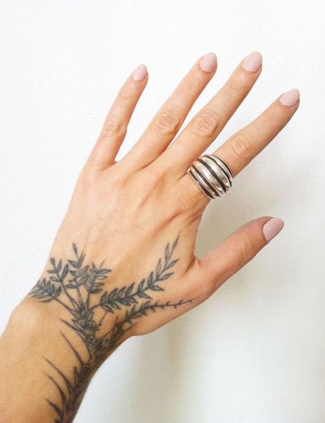 Plants. Wrist Hand Tattoo, Botanisches Tattoo, Tattoo Eye, Tattoos Pinterest, Tato Minimal, Tato Henna, Vine Tattoos, Plant Tattoo, Botanical Tattoo