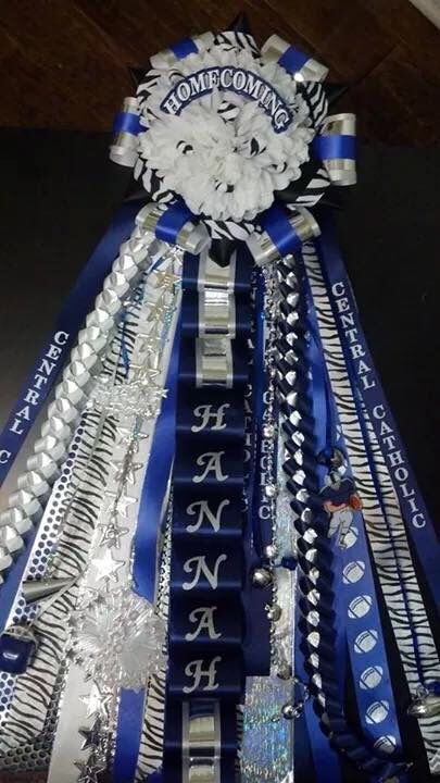 my mum for homecoming freshmen year(: Mum For Homecoming, Homecoming Spirit Week, Texas Homecoming Mums, Homecoming Spirit, Homecoming Garter, Senior Crown, Football Crafts, Crown Ideas, Fall Mums