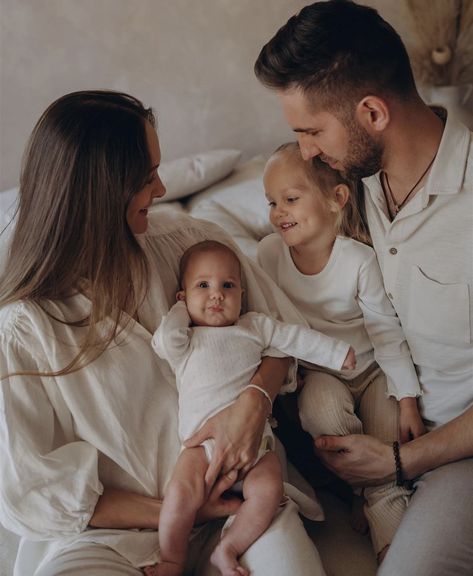 Family Pictures In Bed, Couch Family Photoshoot Indoor, Family Photo On Couch, Family Couch Photoshoot, Family Photos On Bed, Couch Family Photoshoot, Fam Pics, Family Bed, Family Photoshoot Poses