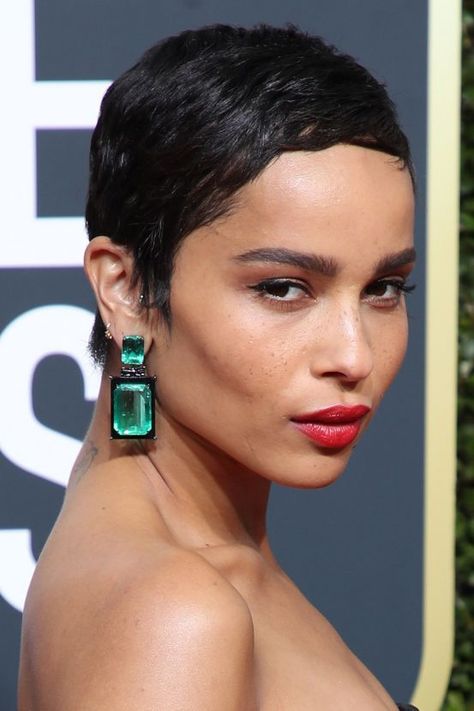 emerald earrings golden globes Kravitz Zoe, Top Jewelry Trends, Golden Globes Fashion, Golden Globes Red Carpet, Black Attire, Zoe Kravitz, Beauty Looks, Celebrity Trends, Colombian Emeralds