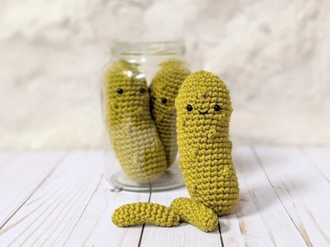 15 Crochet Patterns for Beginners - Bob Vila Christmas Pickle, Easy Crochet Animals, Confection Au Crochet, Things To Crochet, Yarn Bee, Crocheting Ideas, Crochet Food, Beginner Crochet Projects, Crochet Simple