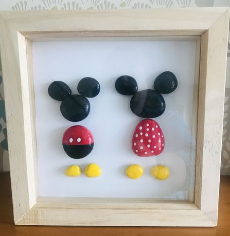 Stone Pictures Pebble Art, Pebble Art Family, Stone Art Painting, Office Decorations, Painted Rocks Craft, Painted Rocks Diy, Mickey And Minnie Mouse, Bag Designs, Rock Painting Designs