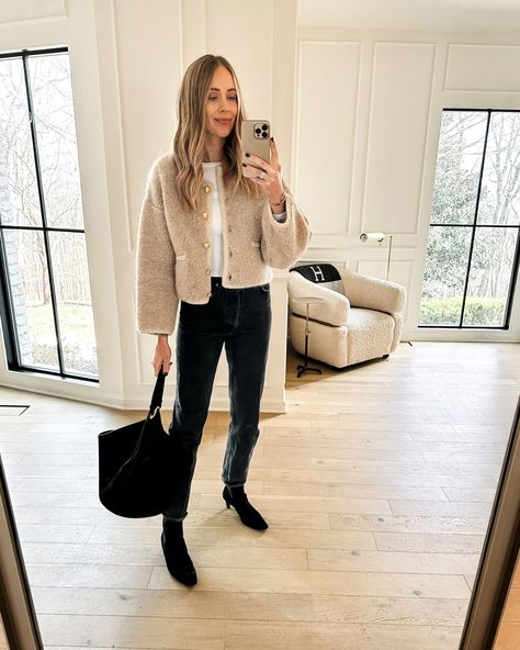 Black Jeans And Boots Outfit, Chic Cardigan Outfit, Jeans And Boots Outfit, Cardigan Outfit Black, Beige Cardigan Outfit, Beige Sweater Outfit, Black Jeans And Boots, Black Booties Outfit, Womens Black Jeans