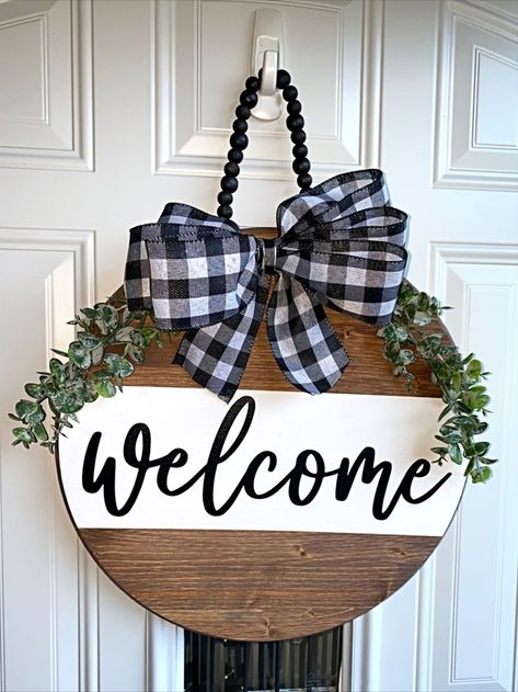 Round Wood Welcome Sign, Wood Welcome Sign, Welcome Signs Front Door, Spring Front Door Wreaths, Wooden Signs Diy, Welcome Door Signs, Door Signs Diy, Cute Canvas Paintings, Round Wood Sign