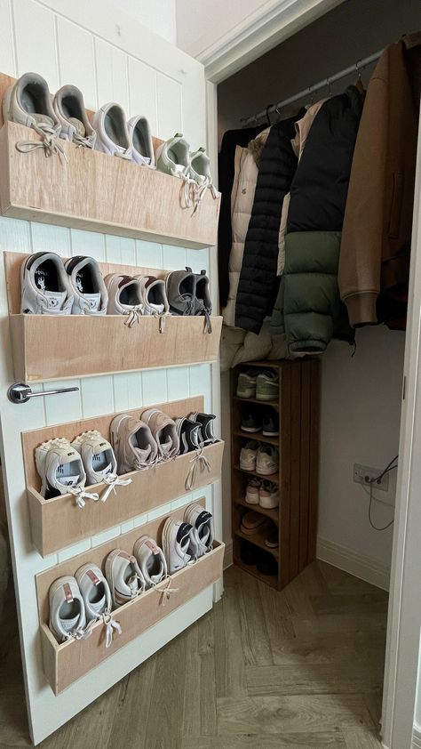 Coat Cupboard, Mounted Shoe Rack, Wall Mounted Shoe Rack, Organizar Closet, Shoe Cupboard, Diy Shoe Rack, Diy Rangement, Diy Garage Door, Small Hallways