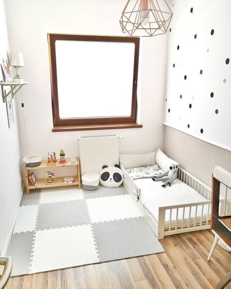 Nursery Decor Montessori, Small Room Montessori, Monissory Nursery, Nursery Montessori Newborn, Montessori Bedroom 9 Months, Montessori Bed In Parents Room, Montessori Bedroom Furniture, Small Montessori Bedroom Ideas, Minimalist Montessori Bedroom