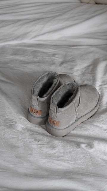 Shoes Aesthetic Boots, Winter Shoes Aesthetic, Shoes Winter 2023, Estilo Vans, Grey Uggs, Cute Uggs, Ugg Ultra Mini, Women's Winter Boots, Skor Sneakers