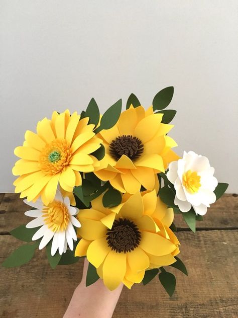 First Anniversary Paper, Paper Flower Arrangements, Sunflower Party, Sunflower Arrangements, Presente Diy, Paper Sunflowers, Sunflowers And Daisies, Making Flowers, Paper Flower Decor