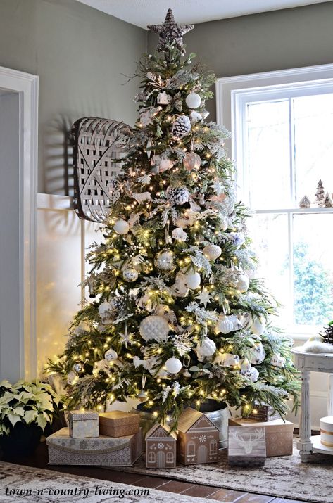 Christmas Country Home Tour 2020 - Town & Country Living Christmas Tree Inspo, Christmas Country, Farm Animals Theme, Elegant Christmas Trees, Real Christmas Tree, White Ornaments, White Christmas Decor, Decorating Themes, Green Christmas Tree