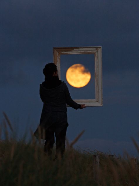 inescapable & remarkable: moon games laurent lavender Photo Illusion, Looking At The Moon, Seni Arab, Forced Perspective, Shoot The Moon, Charcoal Drawings, Digital Photography School, Foto Tips, Moon Photography