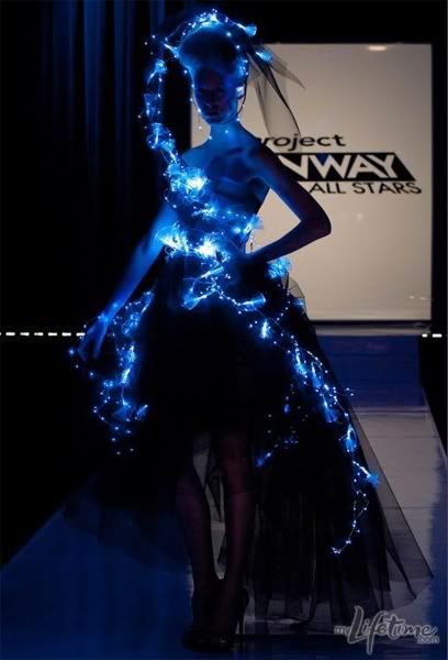 Magnificent magical LED lights featured on Lifetime's Project Runway! AYE YAI YAI that is gorgeous. "Make it work!" (Love you, Tim Gunn.) Light Up Dresses, Led Clothing, Dark Dress, Led Fashion, Led Dress, Light Dress, Technology Fashion, Project Runway, Futuristic Fashion