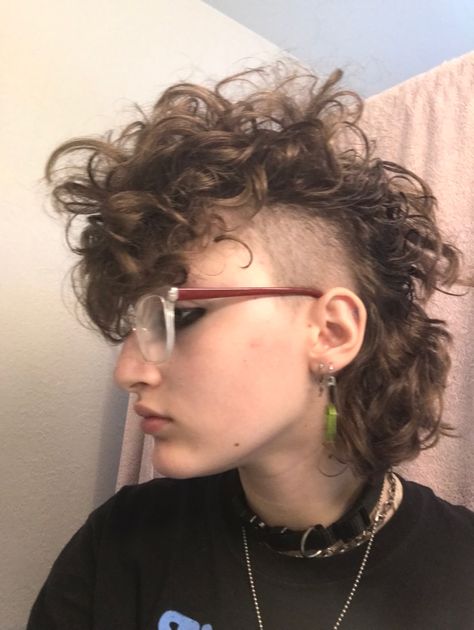 Curly Hair Deathhawk, Curly Shaved Mullet, Short Punk Hairstyles For Curly Hair, Curly Shaved Sides Mullet, Short Curly Mullet Shaved Sides, Curly Hair Mohawk Women, Mohawk Down, Curly Fohawk Haircut, Mullet With Shaved Sides Curly Hair