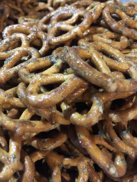 Seasoned Pretzels Ranch, Pretzel Snack Recipes, Dill Ranch, Ranch Pretzels, Xmas Goodies, Seasoned Pretzels, Pretzel Recipe, Dry Ranch Dressing Mix, Dry Ranch Dressing