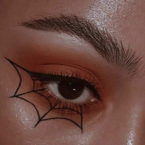 Halloween Easy Eye Makeup, Autumn Aesthetic Makeup, Halloween Eyeshadow Ideas, Autumn Makeup Aesthetic, Easy Halloween Make Up Look, Pumpkin Eyeliner, Halloween Eyeshadow Looks Easy, Easy Halloween Eyeliner, True Autumn Makeup