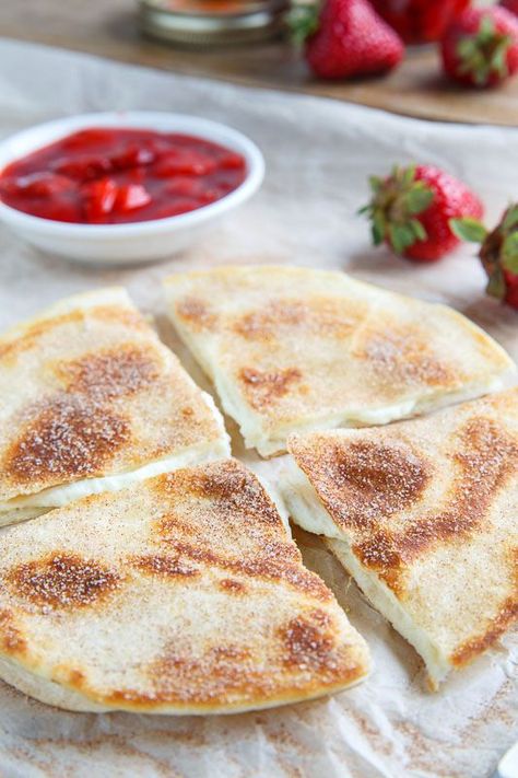 Strawberry Cheesecakeadillas Cheesecake Quesadilla, Quesadilla Maker Recipes, Dessert Quesadilla, Easy Quesadilla, Quesadilla Recipes Easy, Cream Cheese Sandwiches, Quesadilla Recipe, Quesadilla Recipes, Köstliche Desserts