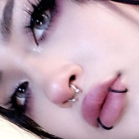 Snake Bites Lip Piercing, Snake Bite Piercing, Paznokcie Hello Kitty, Face Piercings, Cool Piercings, Facial Piercings, Cute Piercings, Estilo Rock, Snake Bites