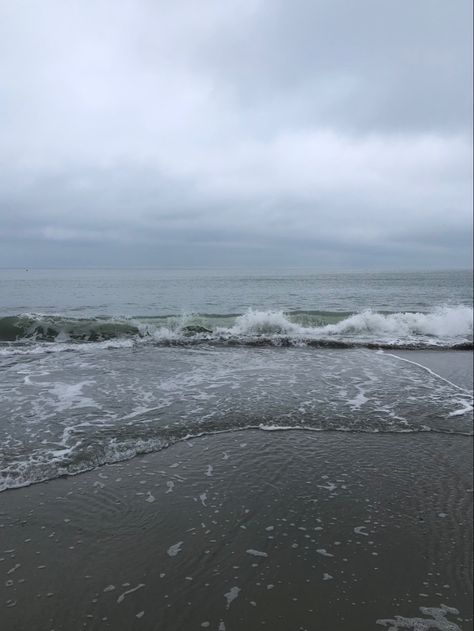 Realistic Beach Photos, Gray Beach Aesthetic, Foggy Beach Aesthetic, Cloudy Beach Aesthetic, Rainy Beach Aesthetic, Foggy Aesthetic, Grey Hour, Cloudy Aesthetic, Rainy Beach