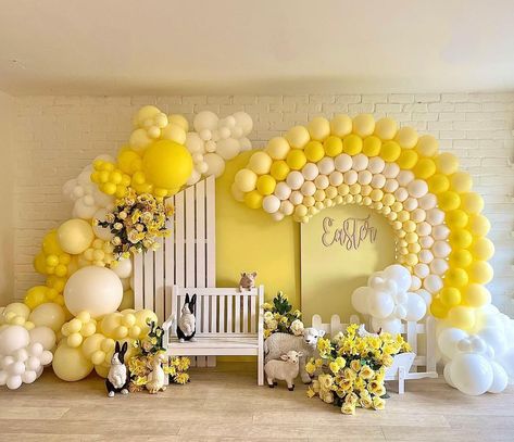 Charlie Brown Balloon Garland, Spring Back Drop Ideas, Yellow Themed Birthday Party, Yellow Balloon Garland, Balloon Archway, Yellow Birthday Parties, Bee Theme Party, Baloon Decorations, Yellow Birthday