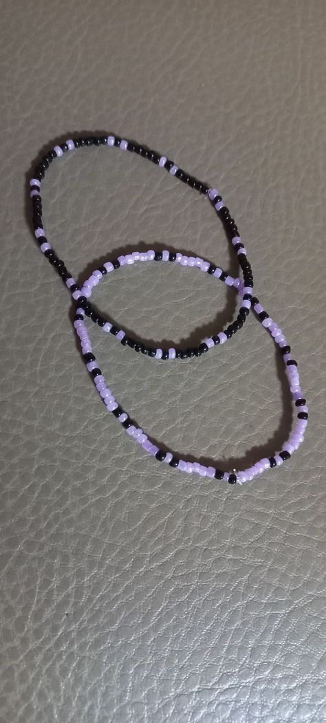 Black And Purple Beaded Bracelets, Purple And Black Bracelet, Black And White Bead Bracelet, Purple Bead Bracelet Ideas, Purple Bracelets Beads, Beads Bracelet Design Aesthetic, Beads Bracelets Aesthetic, Beaded Bracelets Purple, Pulseras Aesthetic