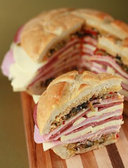 Muffaletta Muffaletta Recipe, Muffaletta Sandwich, Muffuletta Sandwich, Bruschetta Toppings, Mardi Gras Food, Cajun Recipes, Cheese Sandwich, Chapati, Soup And Sandwich