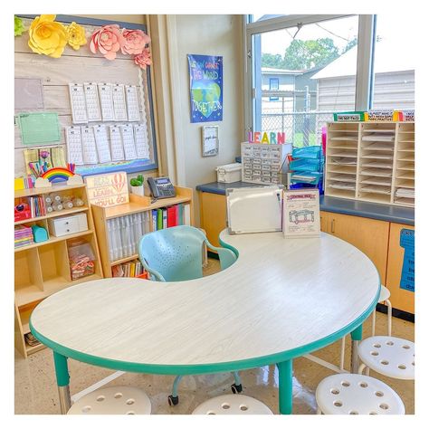 Teacher Table Desk, Classroom Kidney Table Set Up, Classroom Round Table Arrangement, Teacher Desk Area With Kidney Table, Classroom Table, Circle Classroom Tables, Kidney Table Classroom Setup, Teachers Table Ideas Desks, Kidney Desk Classroom