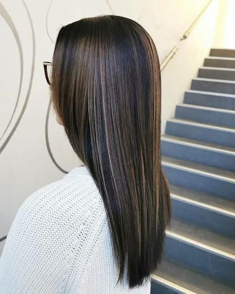 Classic Highlights, Black Hair With Blonde Highlights, Black Hair Cuts, Brunette Hair With Highlights, Jet Black Hair, Black Hair With Highlights, Dark Hair With Highlights, Dyed Hair Inspiration, Black Hair Color