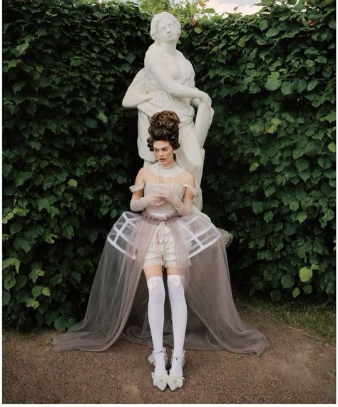 Goth Marie Antoinette, Marie Antoinette Costume Halloween, Marie Antoinette Aesthetic, Marie Antoinette Costume, Most Creative Halloween Costumes, Halloween Costumes 2022, Round Of Applause, Pretty Halloween Costumes, Couples Halloween Outfits