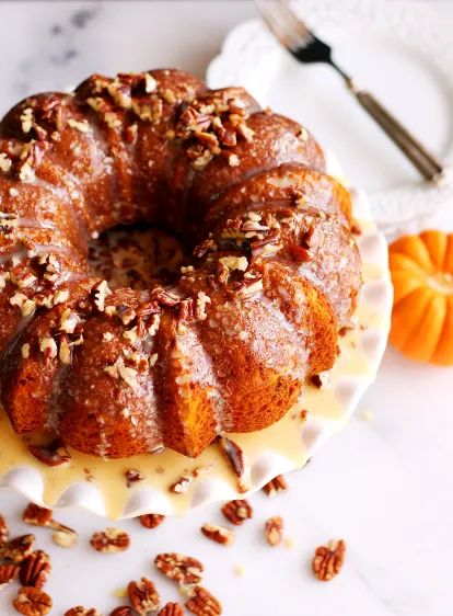 Pumpkin Pecan Cake with Pecan Glaze - Simple, Sassy and Scrumptious Praline Sauce Recipe, Sock It To Me Cake Recipe, Comfort Baking, Pecan Glaze, Praline Sauce, Jar Desserts, Sugared Pecans, Pecan Cake, Fall Entertaining