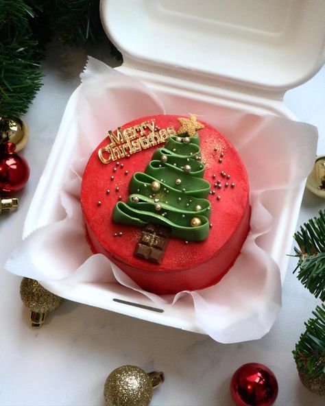 Christmas Simple Cake Designs, Christmas Cake Simple Design, Bento Cake For Christmas, Bento Christmas Cake Design, Christmas Bento Box Cake, Christmas Mini Cake Designs, Christmas Bento Cake With Cupcakes, Simple Xmas Cake Designs, Bento Cakes Christmas