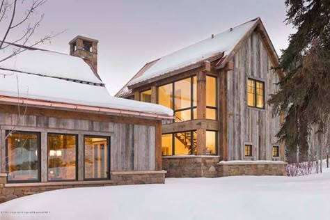 Extraordinary modern-rustic home in Aspen by Zone 4 Architects Rustic Farmhouse Exterior, Farmhouse Exterior Design, Rustic Exterior, Modern Mountain Home, Modern Rustic Homes, Modern Farmhouse Exterior, Modern Mountain, House Siding, Farmhouse Exterior