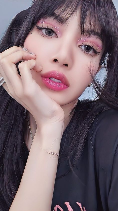 Trippy Optical Illusions, Concert Makeup, Sparkly Makeup, Lisa Icon, Celebrity Makeup Looks, Fancy Makeup, Eye Makeup Art, Pink Makeup, Asian Makeup