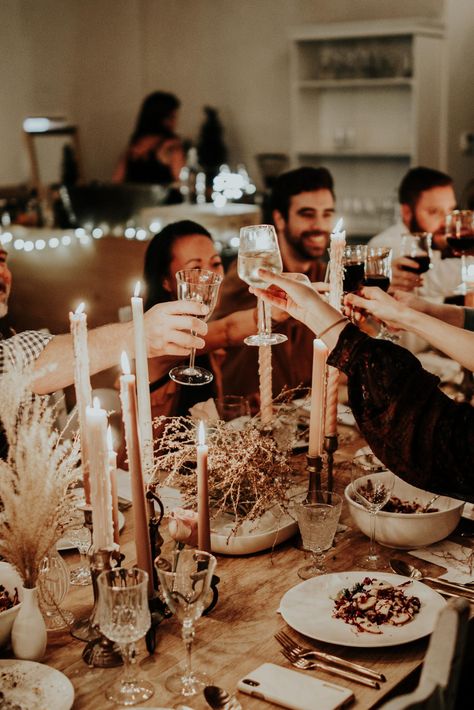 11 New Year’s Eve Party Trends That Will Excite You Nye Cabin Party, Aurora Branding, Wine Smoothie, New Years Dinner Party, Nye Dinner, New Years Eve Dinner, New Years Dinner, Party Trends, Dinner Party Table