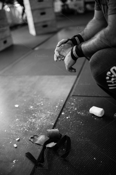 Crossfit Pictures, Fotografia Crossfit, Powerlifting Aesthetic, Crossfit Wallpaper, Galactik Football, Crossfit Photography, College Workout, Gym Photoshoot, Gym Photography