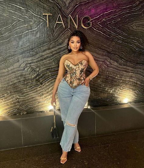 PRECIOUS MUREMI 🇿🇦 on Instagram Style Leggings Outfit, Corset And Jeans Outfit, Dinner Date Outfit, Leggings Outfit Ideas, Corset Top Outfit, Corset Outfits, Printed Blouses, Style Leggings, Effortlessly Chic Outfits