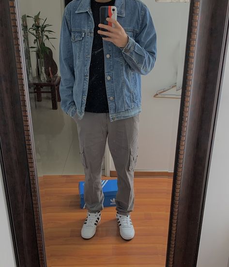 Jean Jacket Cargo Pants Outfit, Cargos And Denim Jacket, Outfits With Denim Jacket, Military Cargo Jeans For Streetwear, Denim Cargos Men, Military Style Cargo Jeans With Multiple Pockets For Streetwear, Denim Jacket Outfit, Fashion Jeans, Jeans Cargo