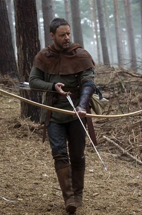 robin-hood-russell-crowe Medieval Archer, Robin Hood Costume, Gladiator 2000, Robin Hoods, Costume Viking, Reunion Ideas, Russell Crowe, Traditional Archery, Medieval Costume