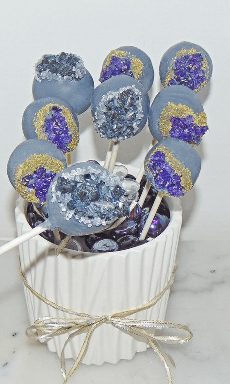 Here is an easy tutorial: how to make geode cake pops. This tutorial shows how to make geode cake pops step by step. I love this cake trend because geode rocks are not perfect therefore, the geode cake pops do not have to be perfect. Geode Desserts, Geode Cake Pops, Perfect Cake Pops, Pumpkin Cake Pops, Cake Pretty, Wilton Candy Melts, Geode Cake, Geode Rocks, Cheap Clean Eating