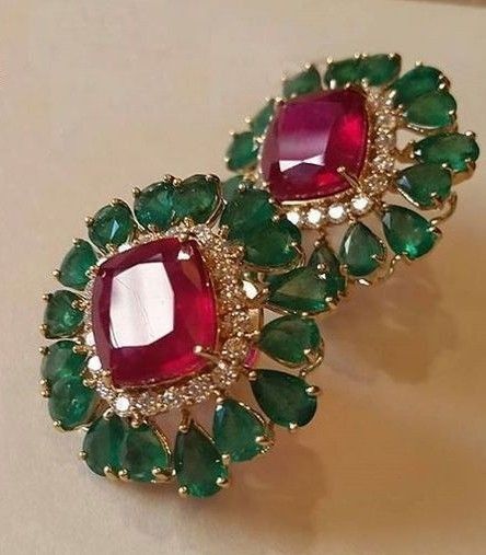 Ear Jewellery, Wedding Jewellery Collection, Jewelry Design Earrings, Gold Earrings Designs, Ruby Earrings, Gold Jewelry Indian, Ruby Jewelry, Jewelry Design Necklace, Classic Jewelry