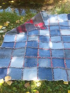 Denim and Flannel Rag Style Quilt - Craftfoxes Rag Quilt Instructions, Återvinna Jeans, Denim Rag Quilt, Denim Quilt Patterns, Flannel Rag Quilts, Blue Jean Quilts, Denim Quilts, Rag Quilt Patterns, Jean Quilt